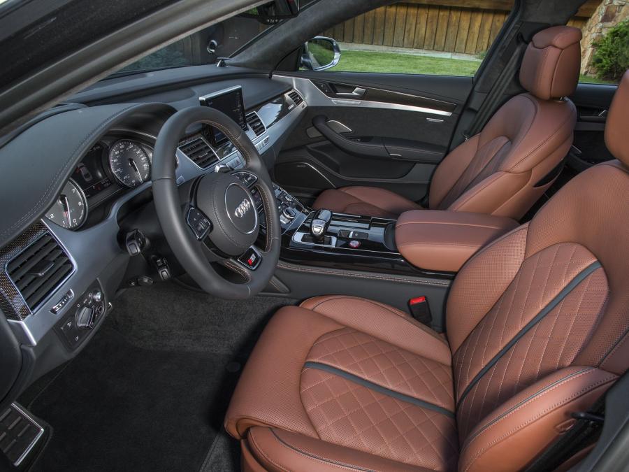 Интерьер Audi S8 2014 года  (NA) (фото 14 из 23)